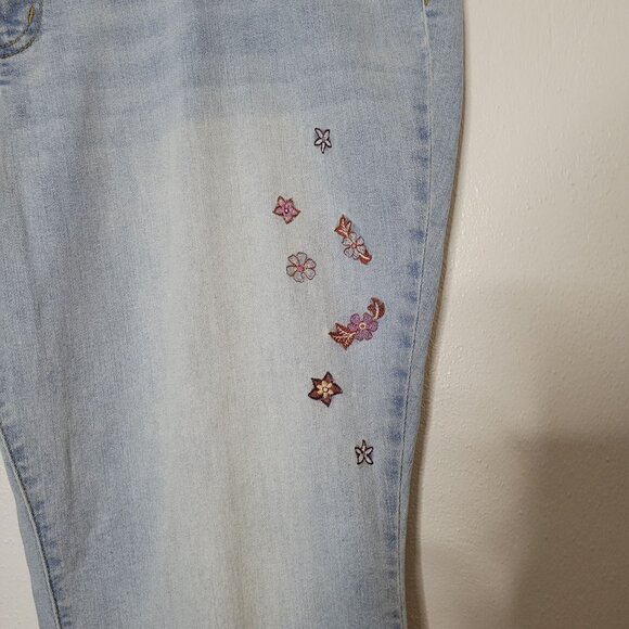 Jessica Simpson Plus Size Light Wash Flared Jeans With Floral Embroidery & Pocke - Picture 4 of 11